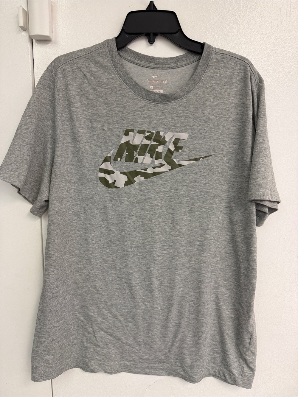 Nike Men's Heather Gray T-Shirt with Olive Camo Swoosh xl good condition